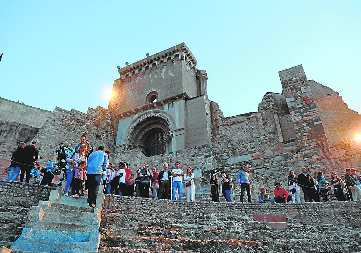 Turistas durante un recorrido por el Teatro Romano.