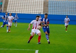Los capitanes Pedro Ángel (Muleño) y Andrés Carrasco (Lorca), peleando por un balón, ayer en el Artés Carrasco.
