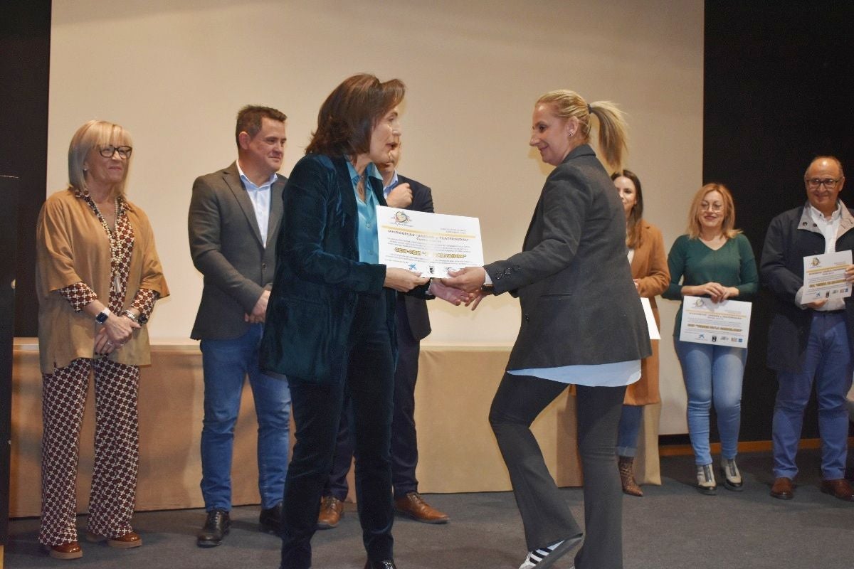 Unidad y Fraternidad entrega las microbecas y presenta concursos Día de la Fraternidad