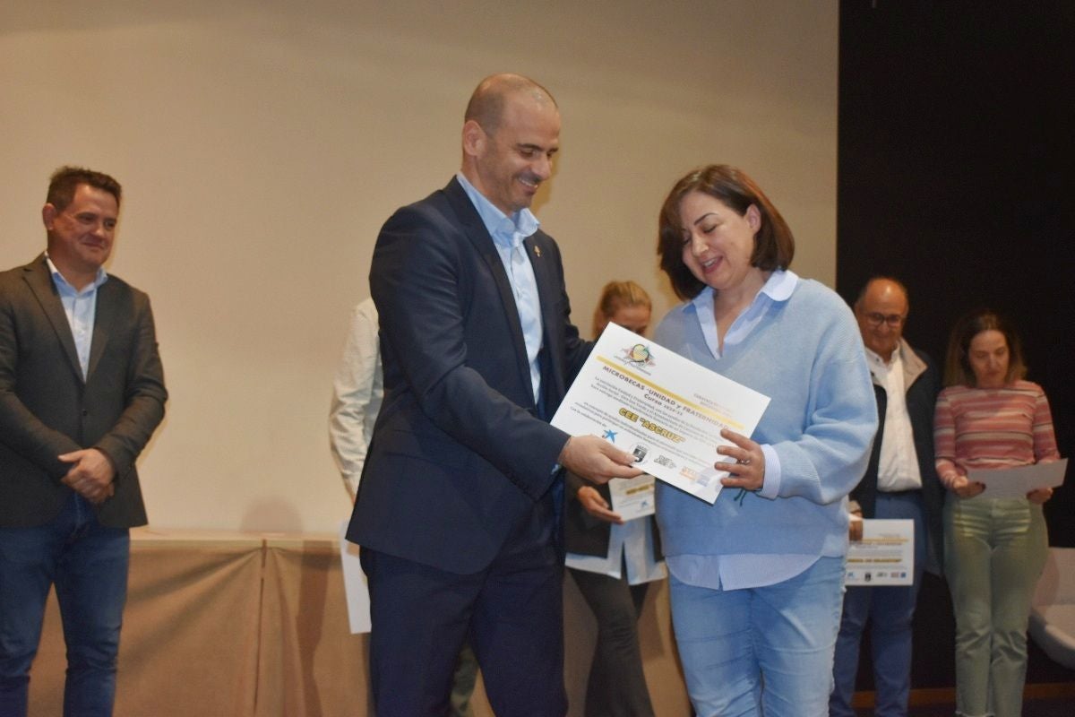 Unidad y Fraternidad entrega las microbecas y presenta concursos Día de la Fraternidad