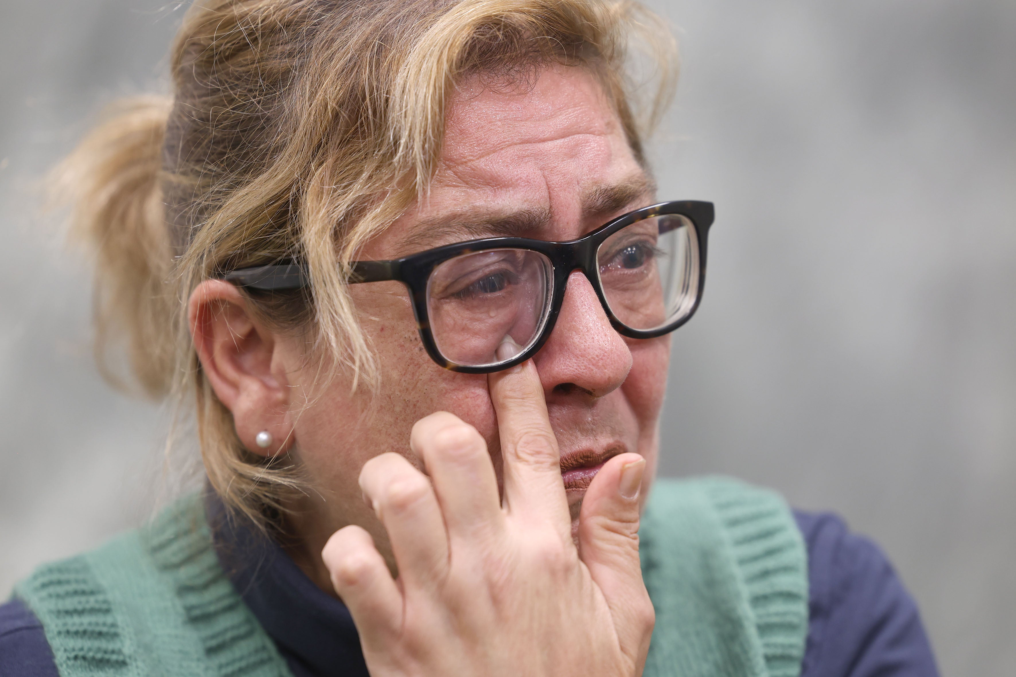 Dulce Soriano, de 56 años, se seca las lágrimas tras relatar los malos tratos que ha sufrido.