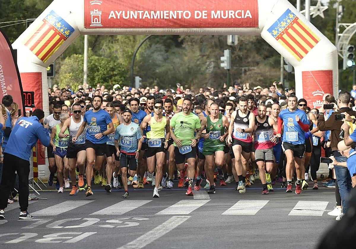 Imagen principal - Participantes en la carrera solidaria 'Muévete X Valencia' celebrada este domingo en Murcia.