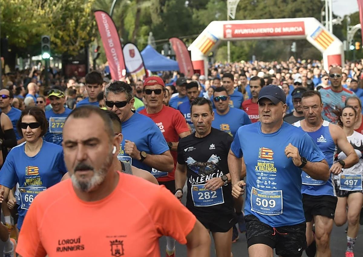 Imagen secundaria 1 - Participantes en la carrera solidaria 'Muévete X Valencia' celebrada este domingo en Murcia.