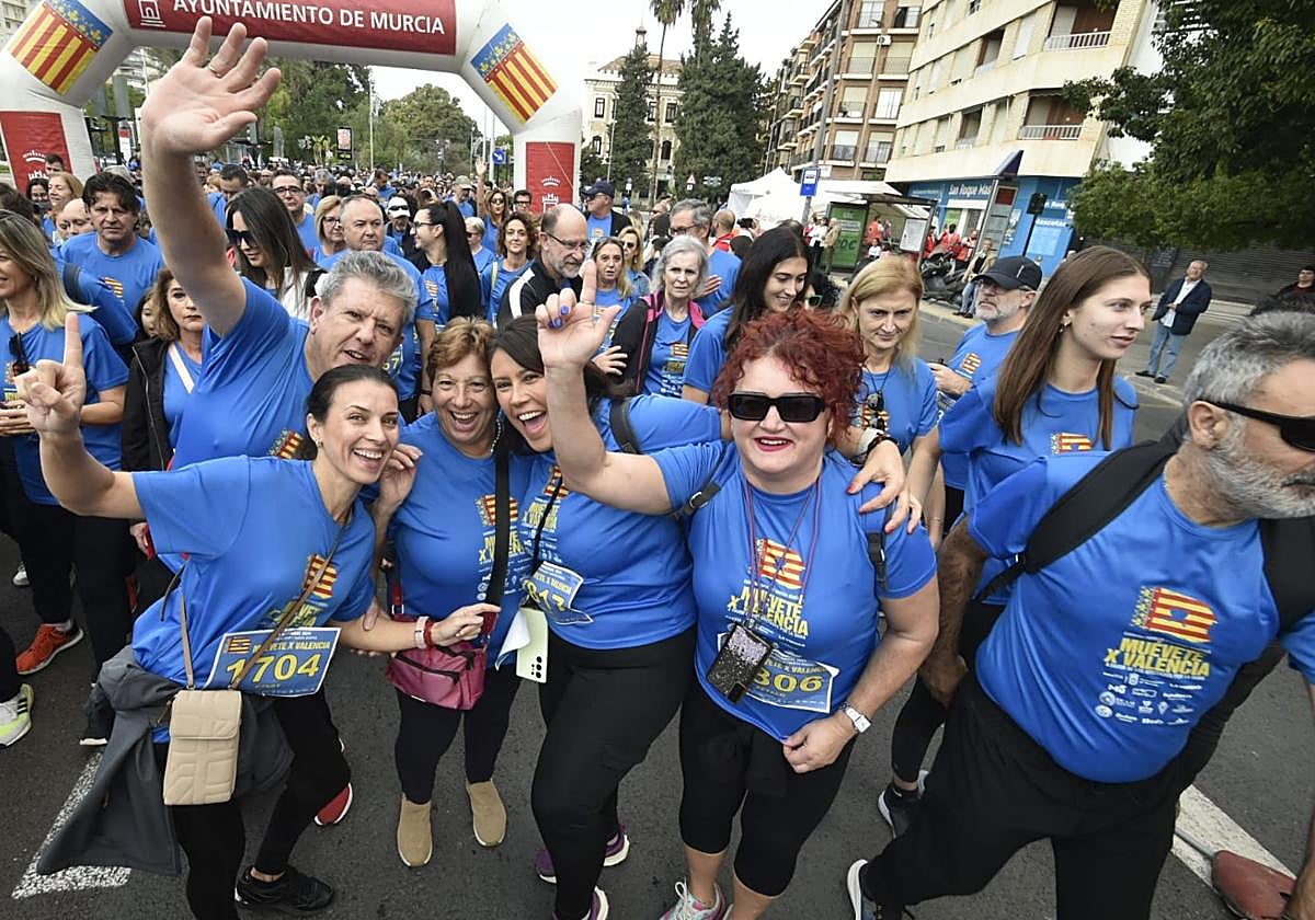 Participantes de la carrera solidaria 'Muévete X Valencia' celebrada este domingo en Murcia.