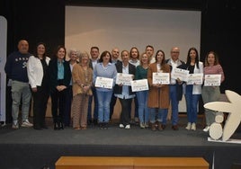 Representantes de los centros educativos junto a los concejales de Educación y Servicios Sociales y los organizadores.