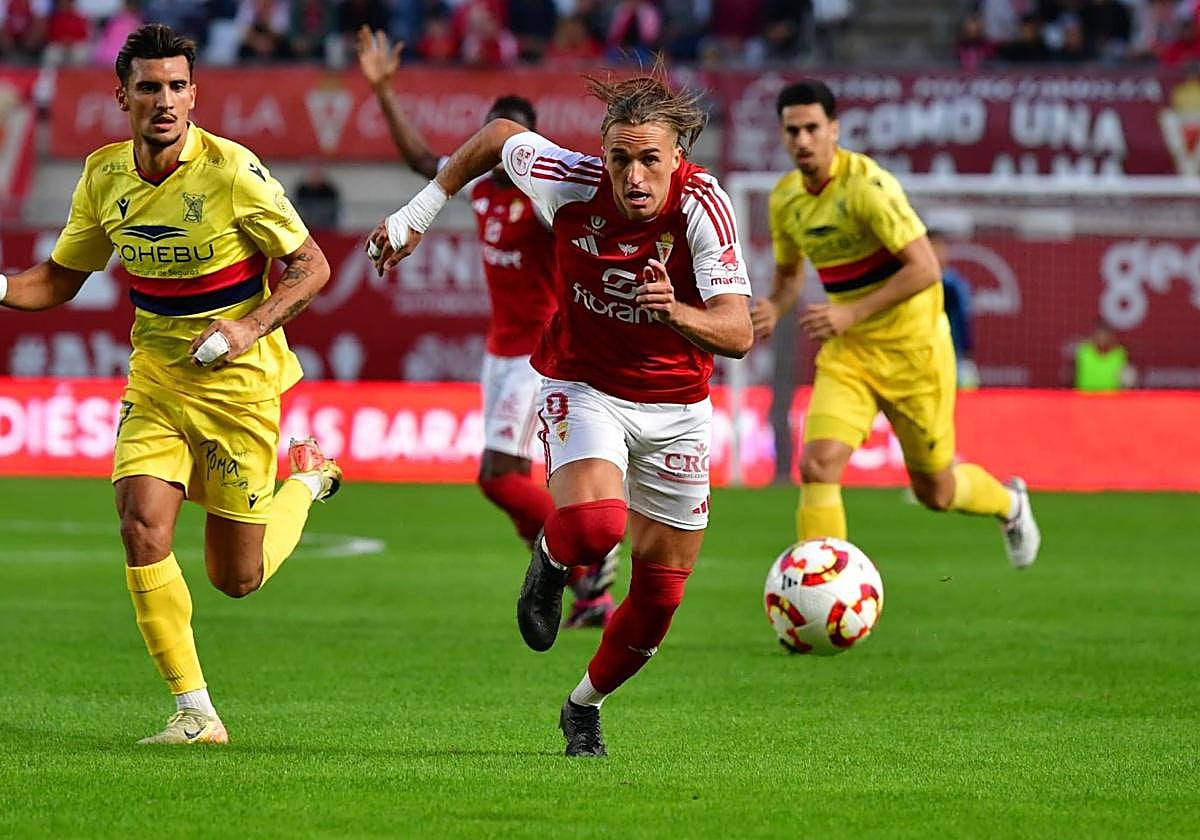 Pedro Benito persigue el esférico.