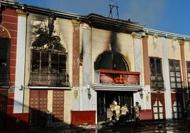 Bomberos trabajando en la extinción del incendio de las discotecas de Atalayas el 1 de octubre de 2023.