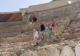 Turistas en el Teatro Romano de Cartagena en una imagen de archivo.