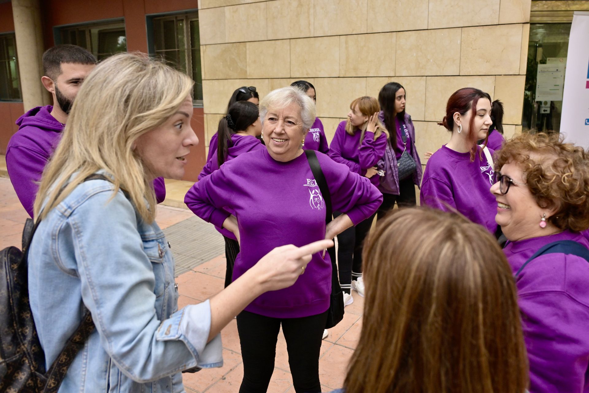 Lectura del manifiesto del Día contra la violencia a la mujer, en imágenes