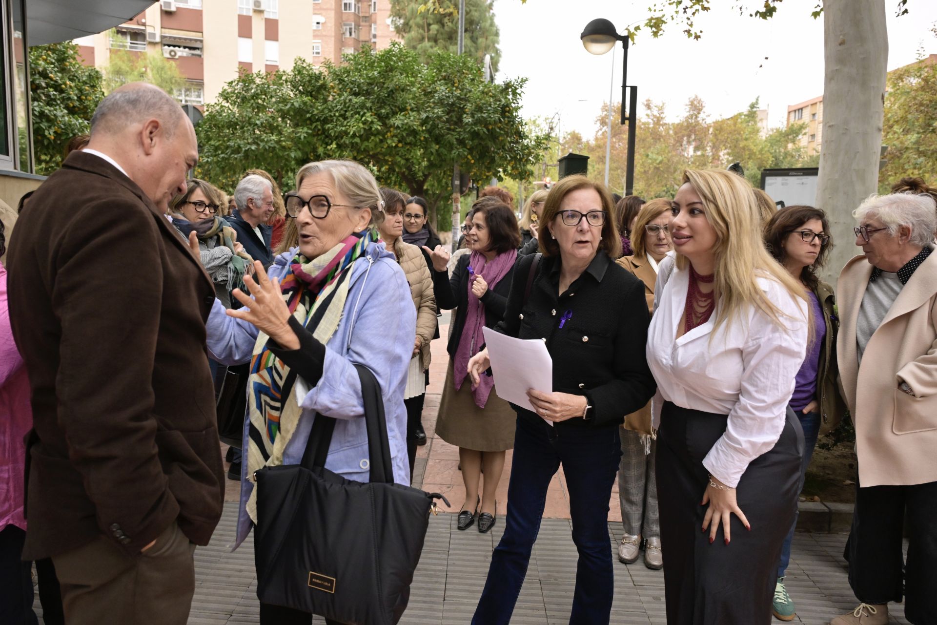 Lectura del manifiesto del Día contra la violencia a la mujer, en imágenes