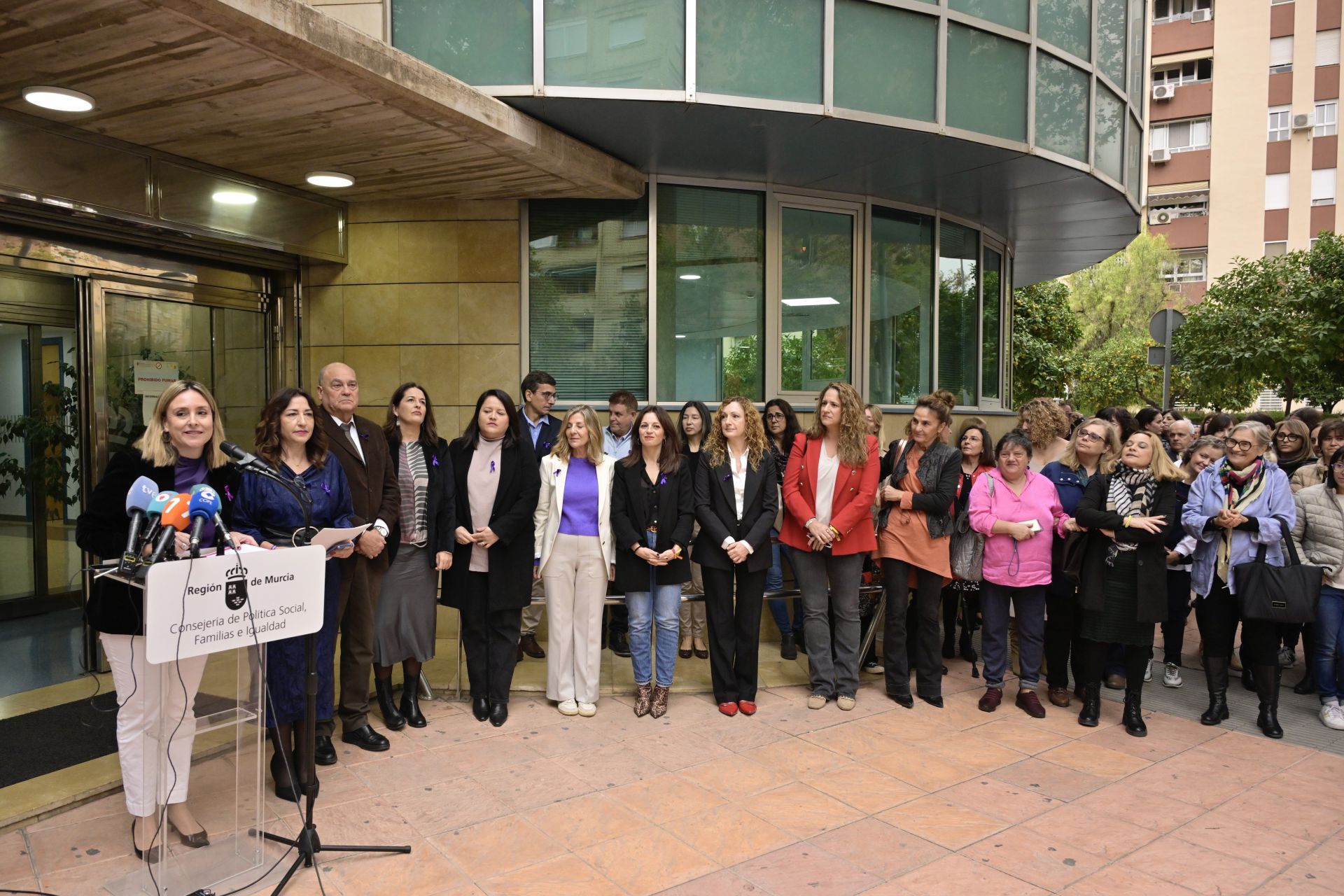 Lectura del manifiesto del Día contra la violencia a la mujer, en imágenes