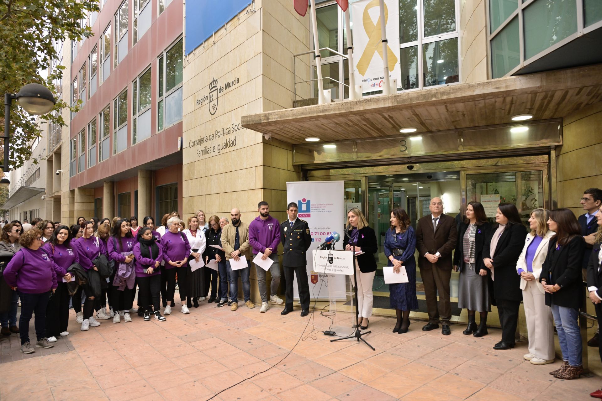 Lectura del manifiesto del Día contra la violencia a la mujer, en imágenes