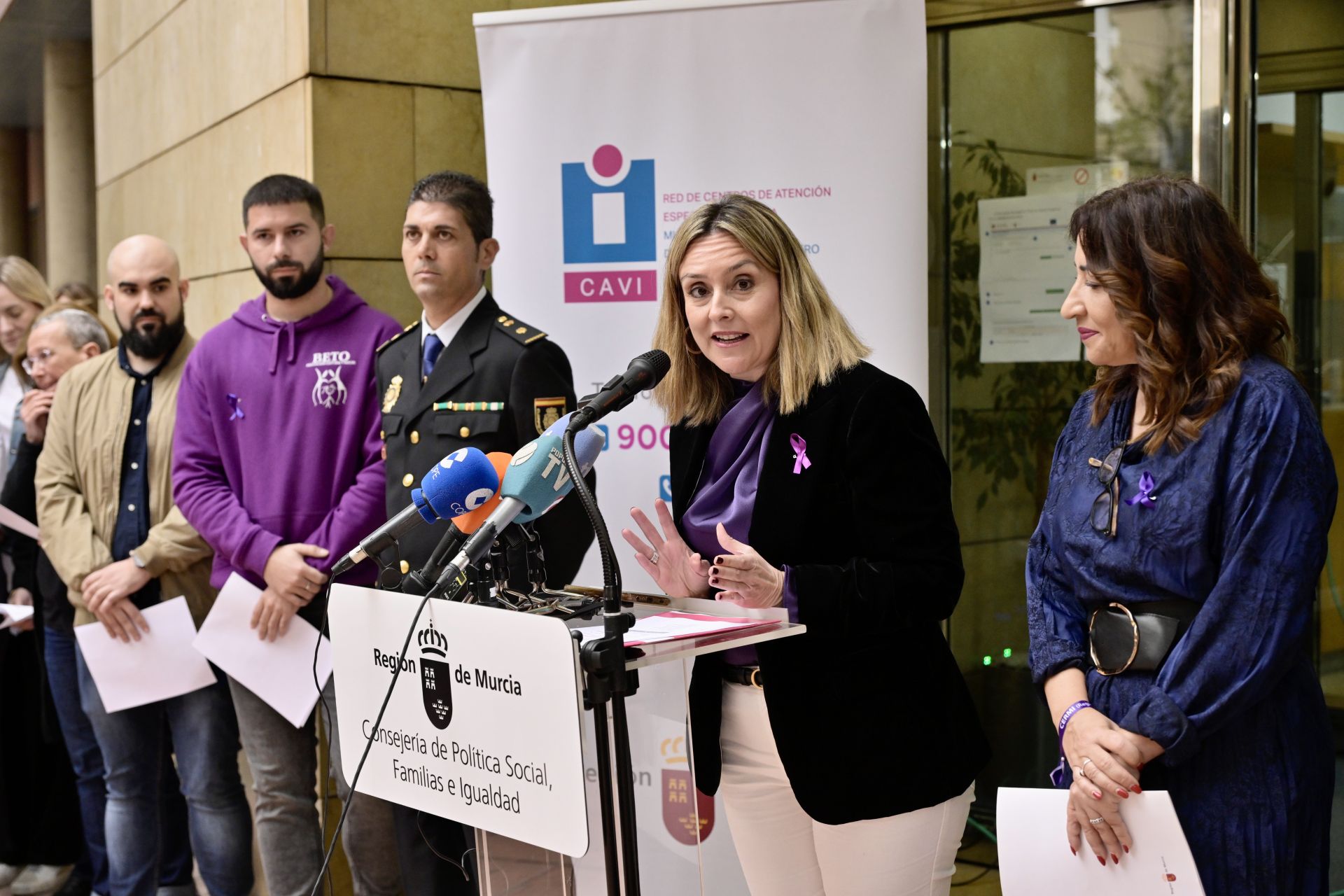 Lectura del manifiesto del Día contra la violencia a la mujer, en imágenes