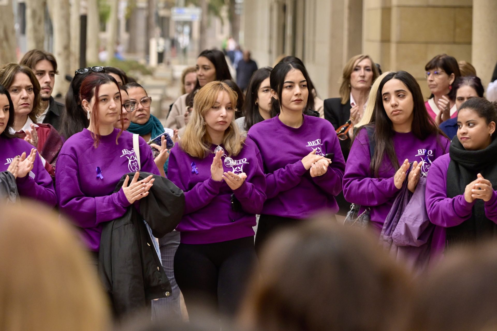 Lectura del manifiesto del Día contra la violencia a la mujer, en imágenes