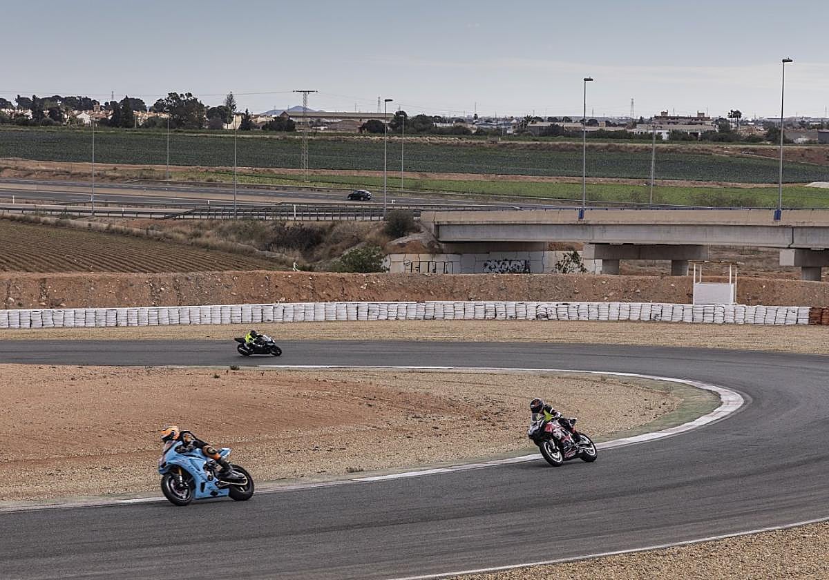 Tres pilotos toman una curva cerrada a la derecha, en una imagen de archivo en el Circuito de Velocidad de Cartagena.