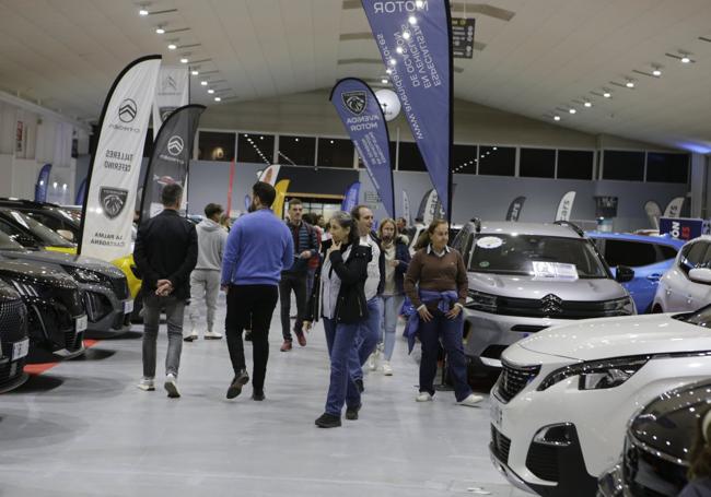 Visitantes en la edición anterior del Salón de la Automoción.
