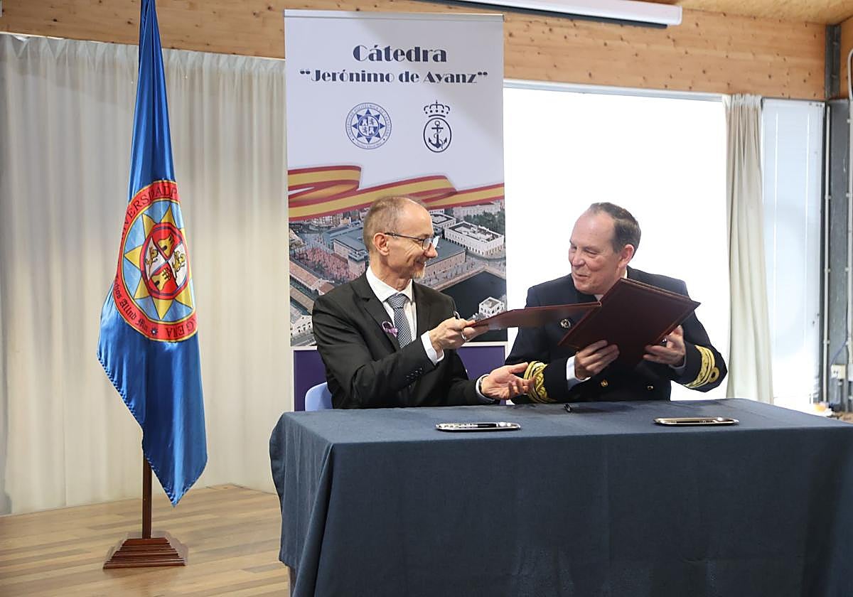 El rector de la UPCT, Mathieu Kessler, y el almirante de Acción Marítima, Victoriano Gilabert, firmaron el acuerdo este lunes.