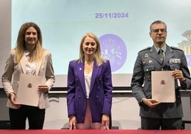 La delegada de Gobierno, Mariola Guevara, en la firma del protocolo de colaboración entre la Guardia Civil y la Policía Local de Archena.