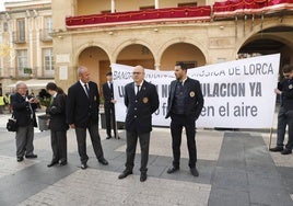 Músicos de la banda durante su acto reivindicativo ante el Ayuntamiento.