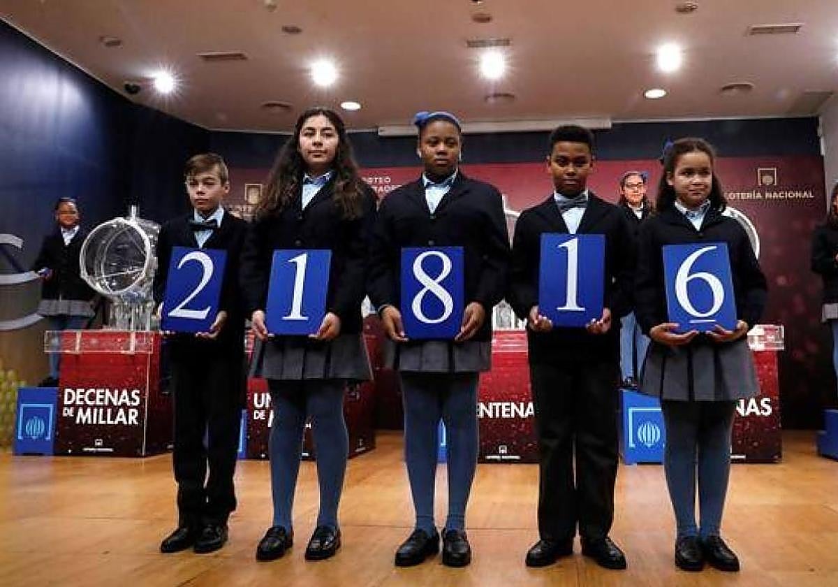 Los niños de San Ildefonso reparten un segundo premio del sorteo de la Lotería del Niño