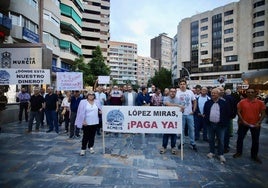 Solicitantes de ayudas al autoconsumo y el Plan Moves, durante la protesta en Murcia.