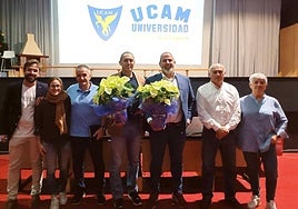 Andrés Romero Martínez, en el centro, junto a algunos miembros de su junta directiva.