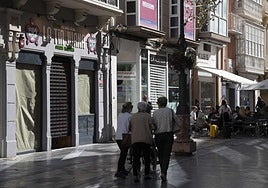 Tres mujeres pasan junto La Tía Juana, cerrado hace una semana.