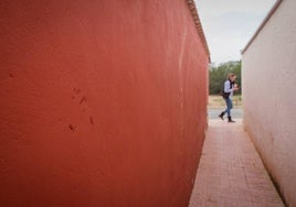 Restos de sangre en el callejón donde fue acuchillada la víctima.