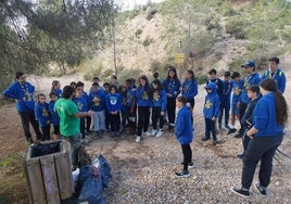 Algunos de los jóvenes voluntarios que participaron en la limpieza de la rambla Salada en Las Torres.