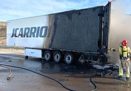 El camión, calcinado, tras el incendio.