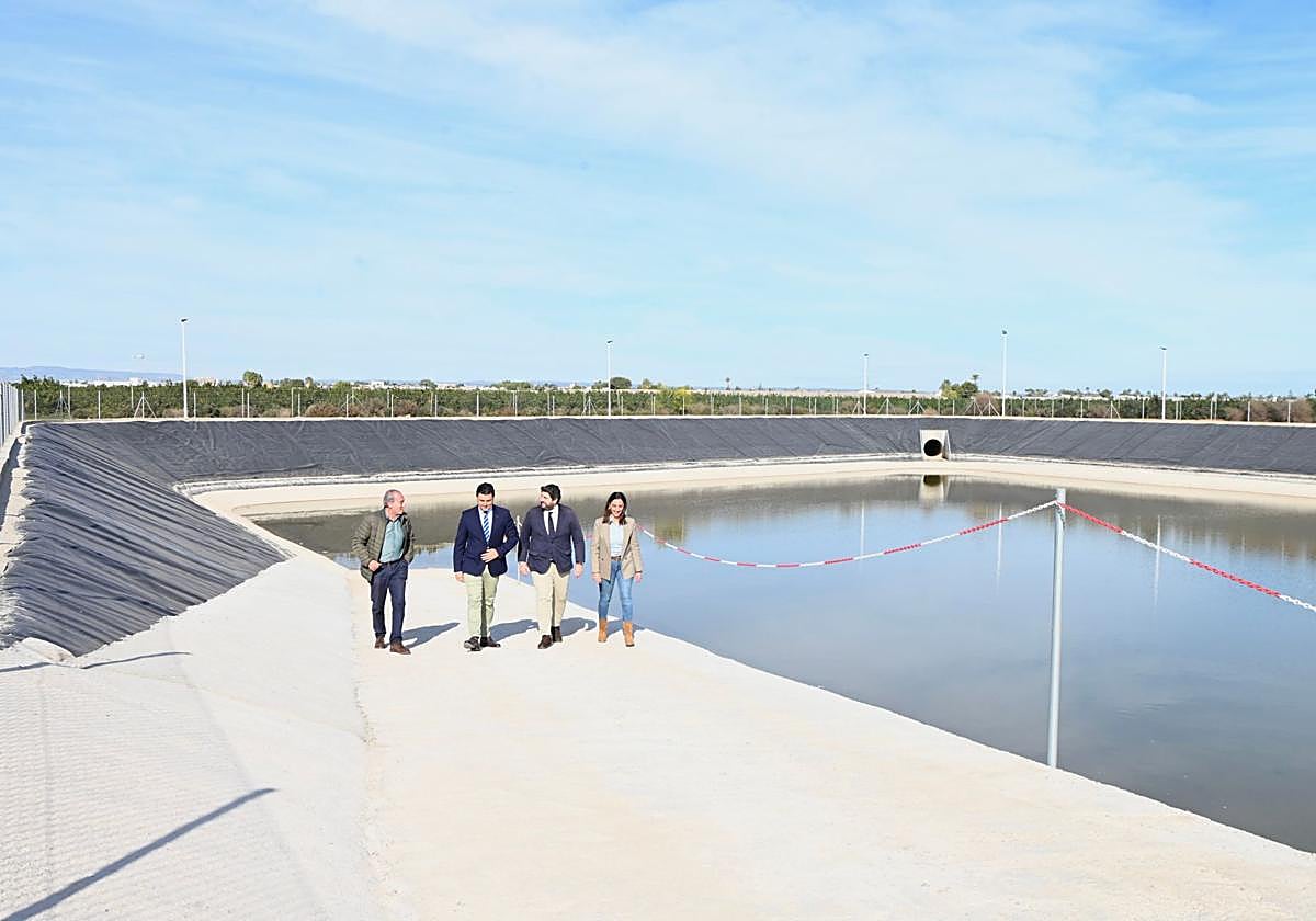 El presidente de la Comunidad, Fernando López Miras, en uno de los colectores de San Javier.