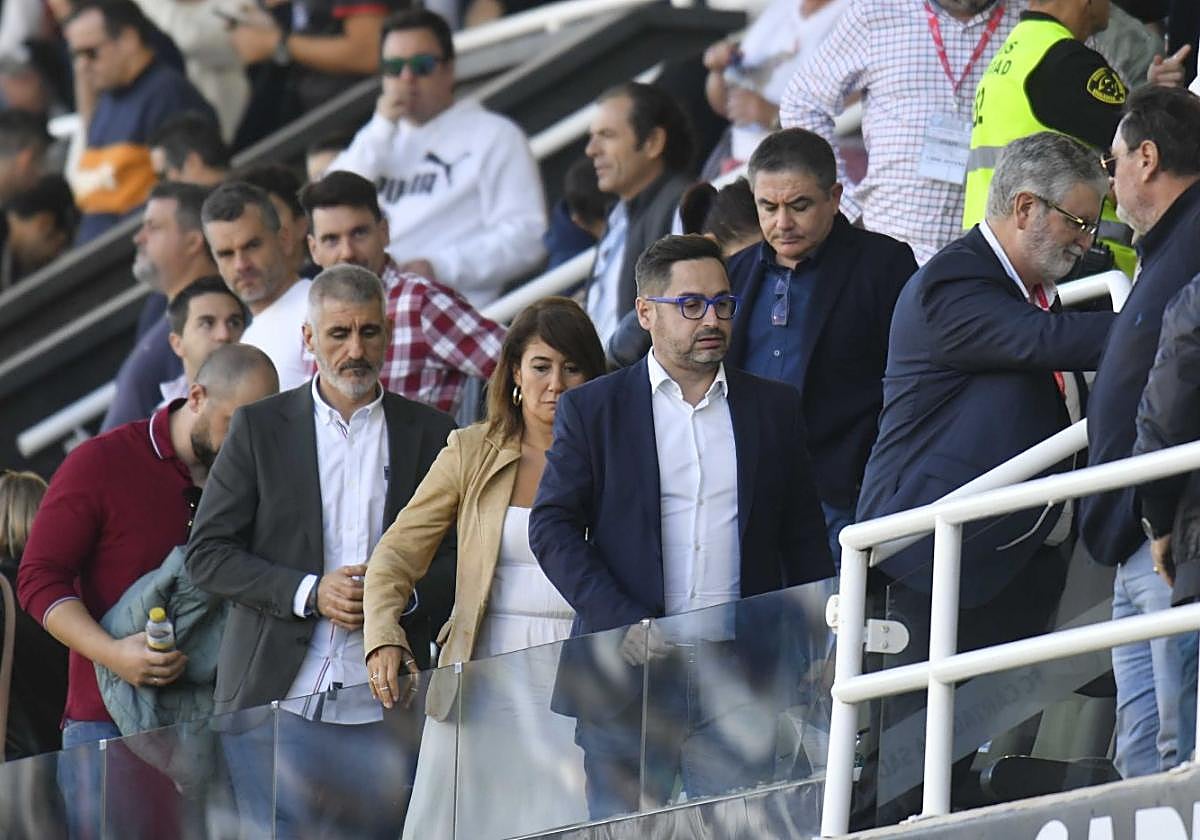 Paco Belmonte, abandonando contrariado el palco del Cartagonova el pasado sábado, tras la derrota frente al Almería.