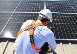 Un técnico de Energy Tech coloca módulos fotovoltaicos en el tejado de una pyme de la Región.