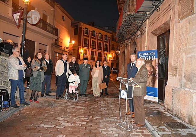Inauguración de la placa, ayer, en la calle Rafael Tegeo, con intervención del cronista oficial de Caravaca y de la Región, José Antonio Melgares.