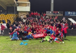 Aficionados y jugadores de la Deportiva Minera celebran el pase a la segunda ronda de la Copa del Rey en Tudela, tras golear al Tudelano (1-4).