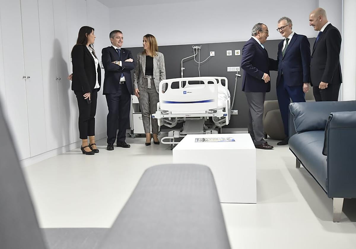 El consejero de Salud (2d) visita una habitación tipo suite, este miércoles, durante la inauguración del hospital.
