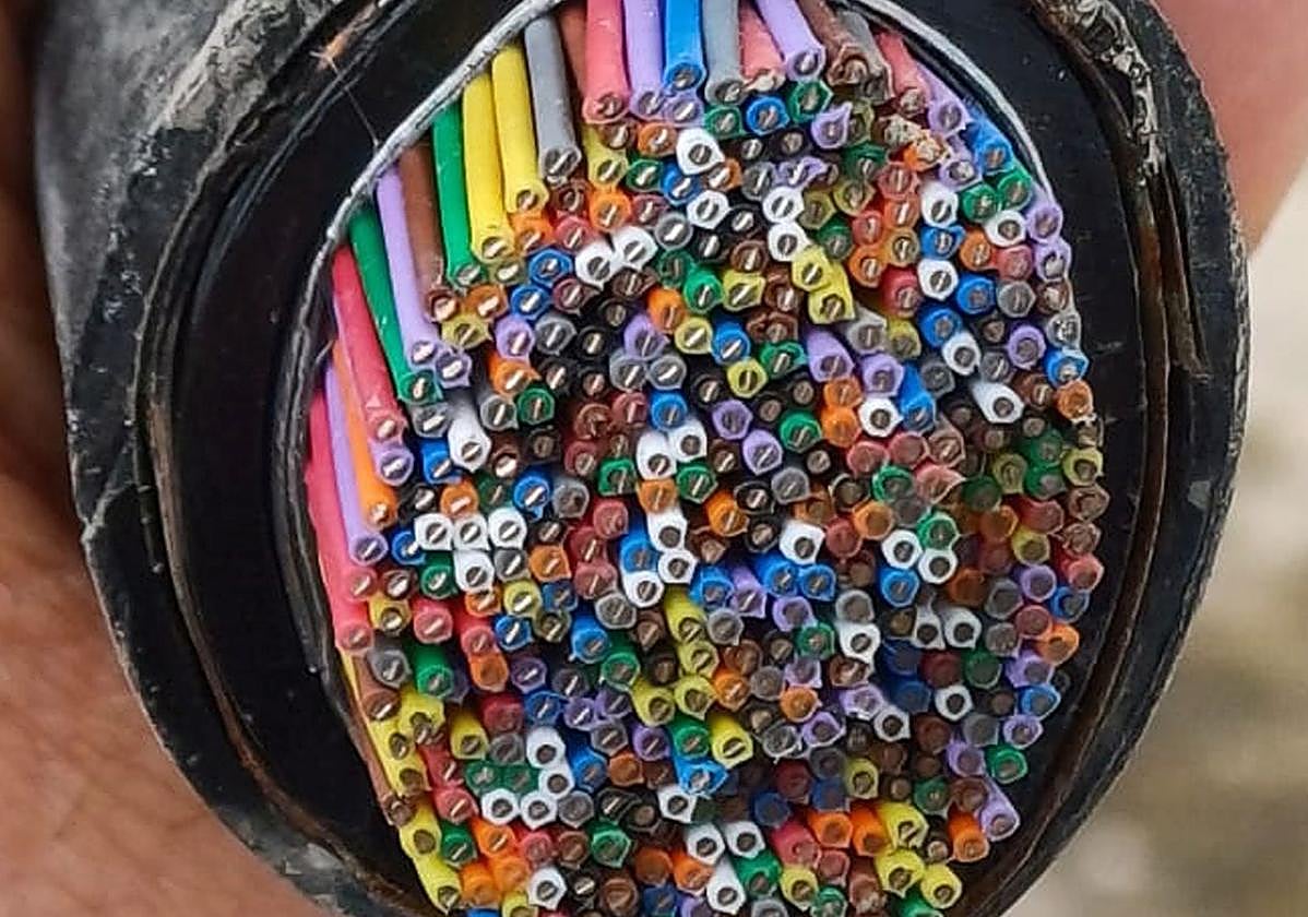 Parte del cableado de telecomunicaciones robado.