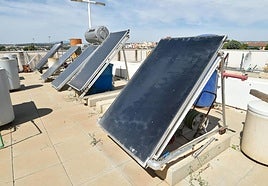Placas solares en un edificio en una imagen de archivo.