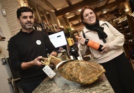 En esta cesta peculiar de la compra de Lourdes entró un jamón, vinos y quesos.