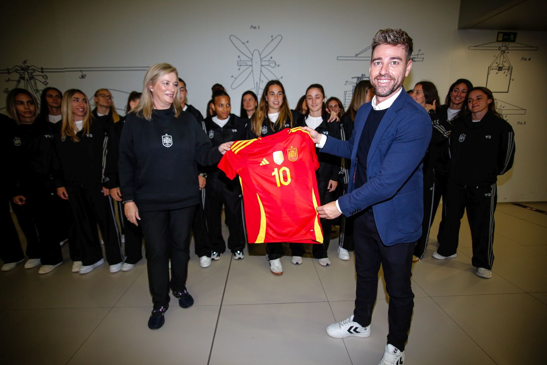 Llegada de la selección español al aeropuerto regional y La Manga Club, en imágenes