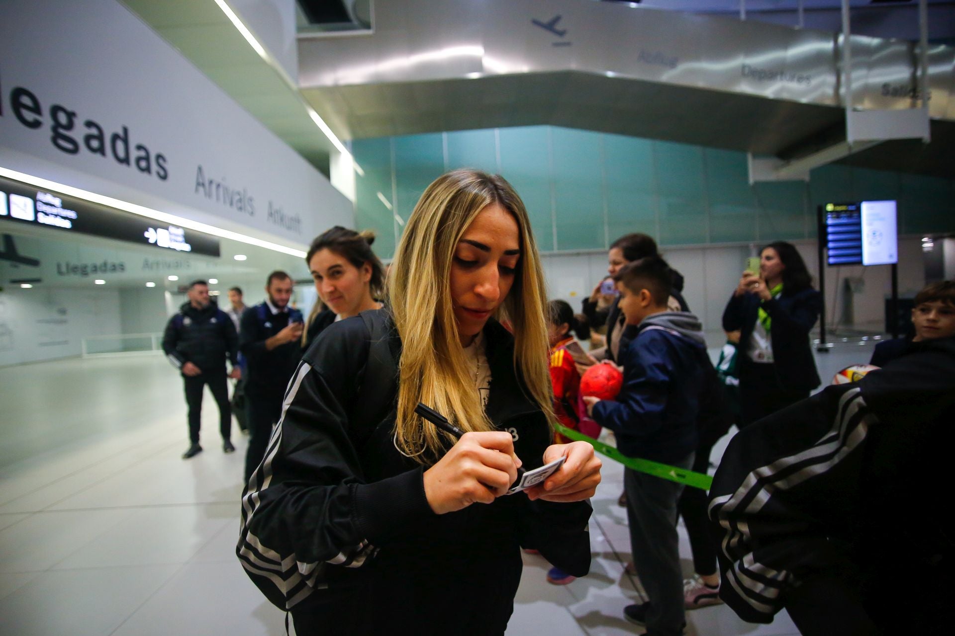 Llegada de la selección español al aeropuerto regional y La Manga Club, en imágenes