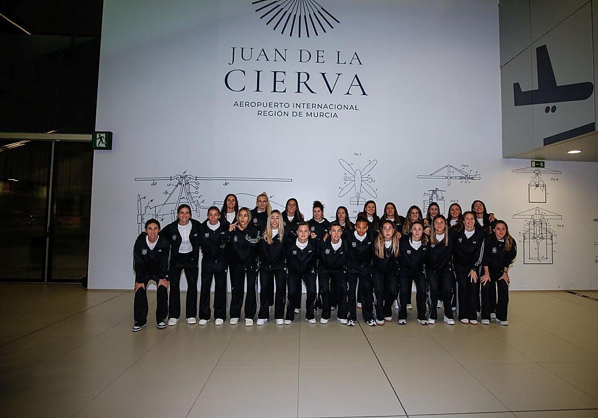 Llegada de la selección español al aeropuerto regional y La Manga Club, en imágenes