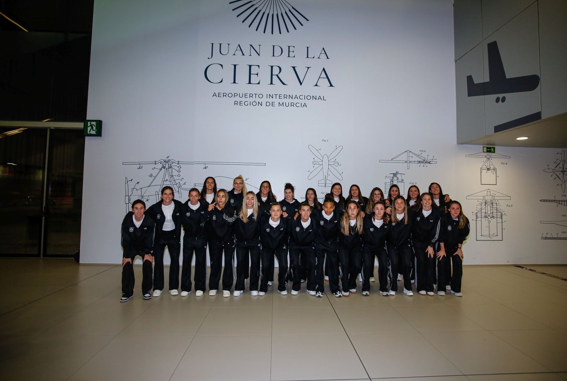 Llegada de la selección español al aeropuerto regional y La Manga Club, en imágenes