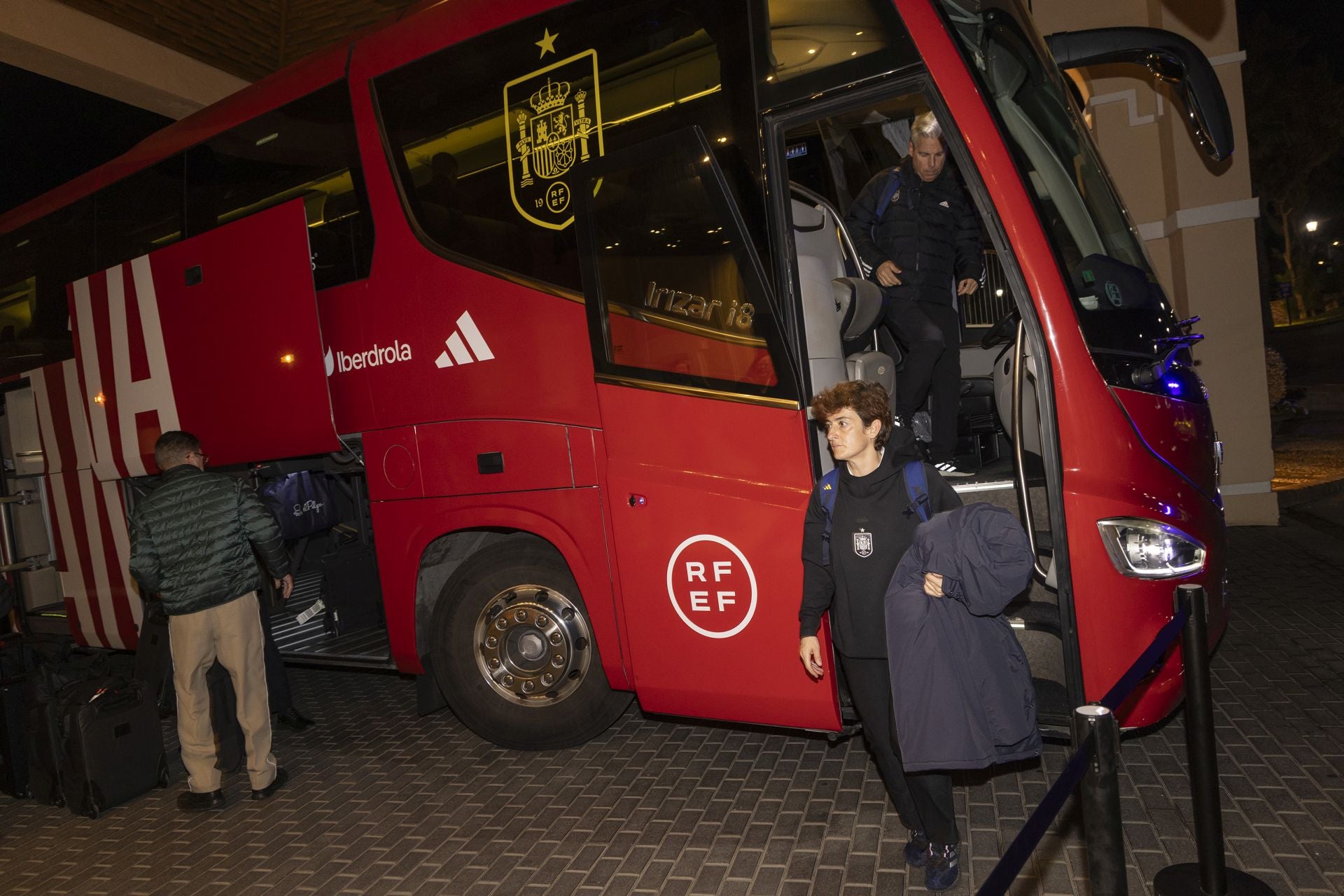 Llegada de la selección español al aeropuerto regional y La Manga Club, en imágenes