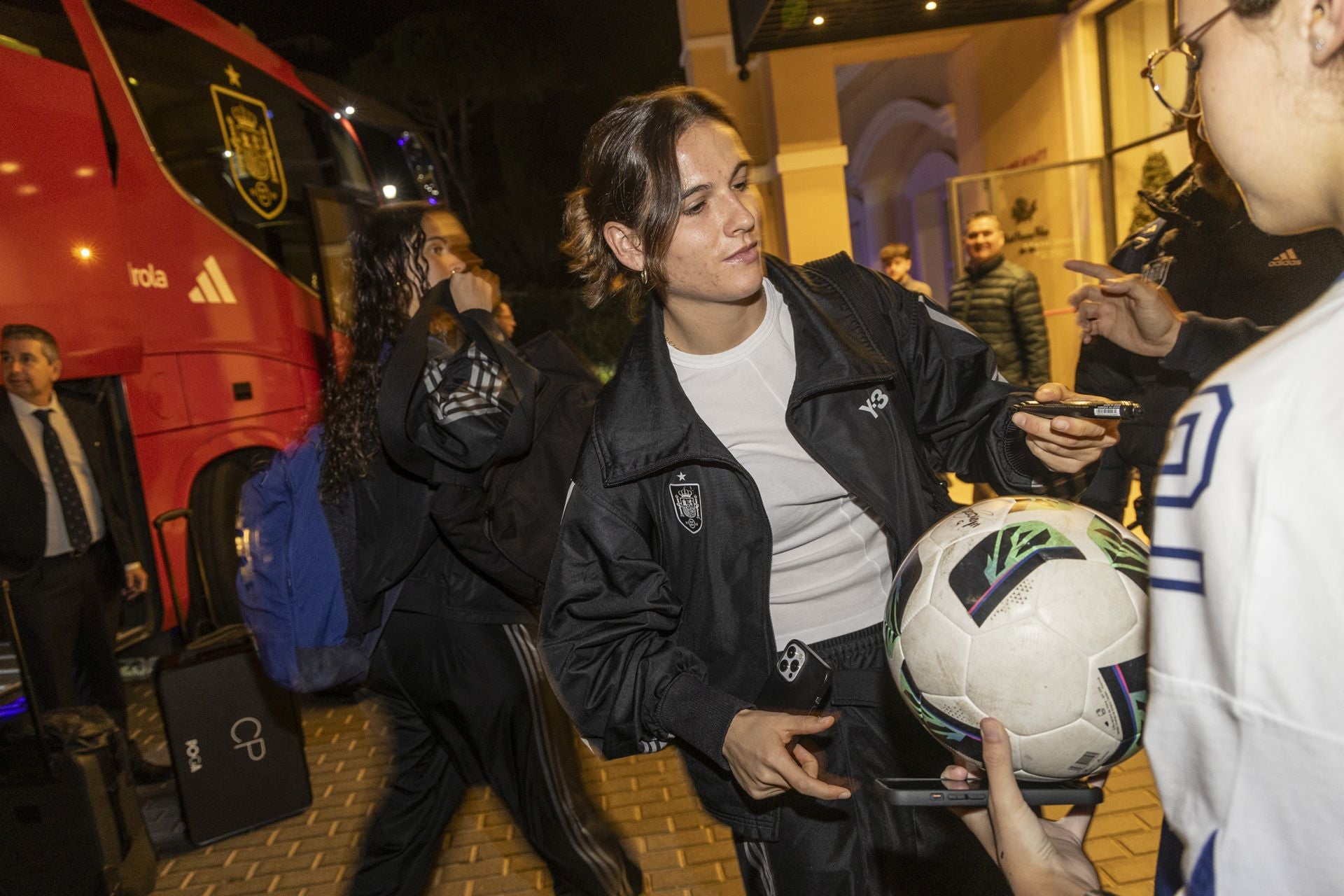 Llegada de la selección español al aeropuerto regional y La Manga Club, en imágenes