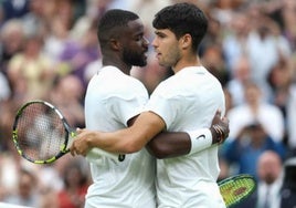 Tiafoe y Alcaraz se saludan tras su último duelo en Wimbledon.