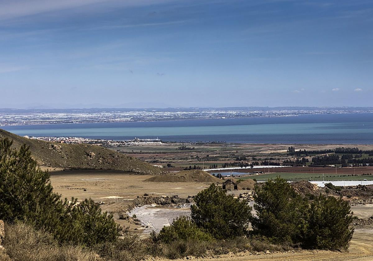 Extensión de la mancha blanca en el Mar Menor, vista desde la Sierra Minera de Cartagena y La Unión.