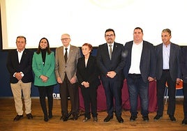 De izquierda a derecha: Manuel Martínez, concejal de agricultura; Sara Rubira, Consejera; los premiados Fernando Galindo y Antonia Herrera; el Alcalde Tomás Rubio, Miguel Ángel Piñera, José Miguel Marín y Francisco González Zapater, secretario de agricultura.