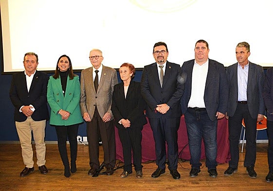 De izquierda a derecha: Manuel Martínez, concejal de agricultura; Sara Rubira, Consejera; los premiados Fernando Galindo y Antonia Herrera; el Alcalde Tomás Rubio, Miguel Ángel Piñera, José Miguel Marín y Francisco González Zapater, secretario de agricultura.