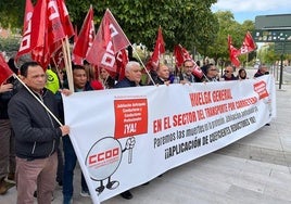 Sindicalistas, este jueves, durante la protesta que tuvo lugar en la avenida Teniente Flomesta de Murcia, ante la Delegación del Gobierno.